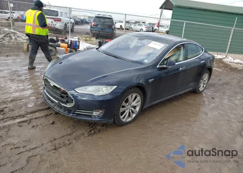2013 Tesla Model S z USA, uszkodzony, nr VIN 5YJSA1DN3DFP26606